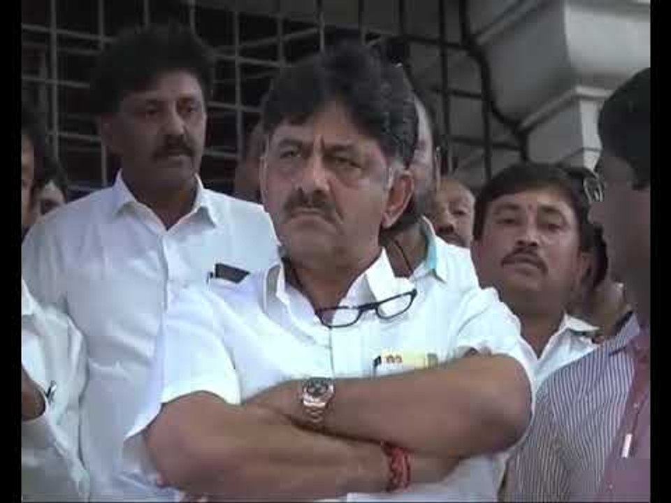 ಕೊಡಗಿನಲ್ಲಿ ರಣಮಳೆಯಿಂದ ಕಂಗೆಟ್ಟ ನೆರೆ ಸಂತ್ರಸ್ತರಿಗೆ ಸಹಾಯ ಹಸ್ತ ಚಾಚಿದ ಡಿಕೆಶಿ