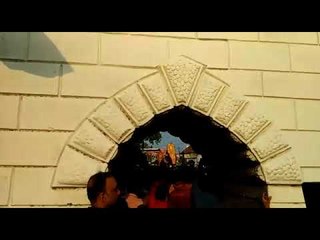 കൊലവിളിയുമായി ആന, നിലവിളിയോടെ സ്ത്രീകളും കുട്ടികളുമടക്കം ആയിരങ്ങള്‍...