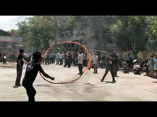 അഗ്നിവളയം ഭേദിച്ച് ബൈക്കഭ്യാസികള്‍, ജീവന്‍ പണയം വച്ച് യാത്ര!