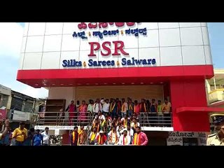 ಪಿ.ಎಸ್.ಆರ್. ಬಟ್ಟೆ ಅಂಗಡಿ ಎದುರು ಕರ್ನಾಟಕ ರಕ್ಷಣಾ ವೇದಿಕೆ ಕಾರ್ಯಕರ್ತರ…