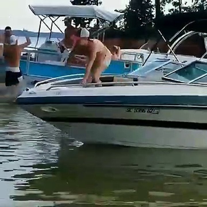 Quand une femme veut aller à l’eau en passant par l’avant de son bateau