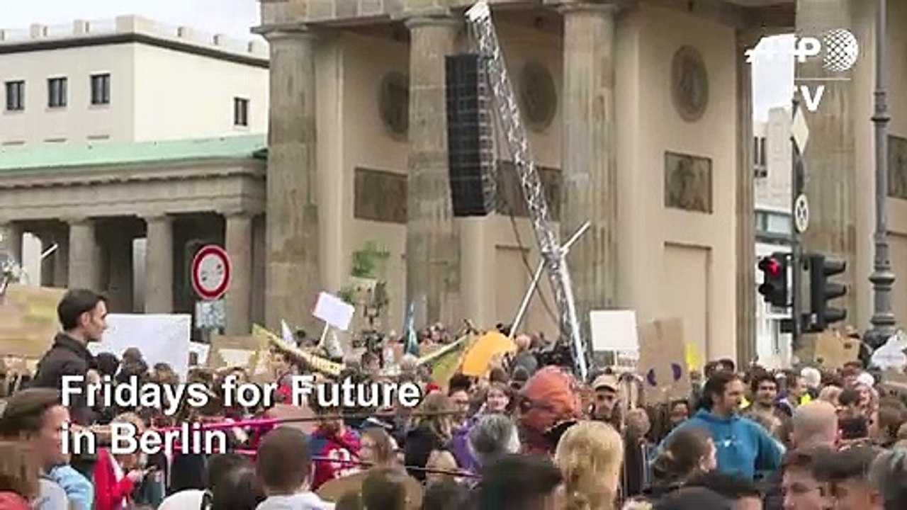 Klimaprotest vor dem Brandenburger Tor in Berlin