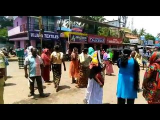 കടല്‍ക്ഷോഭത്തില്‍ എല്ലാം നഷ്ടപ്പെട്ട തീരവാസികള്‍ റോഡ് ഉപരോധിക്കുന്നു