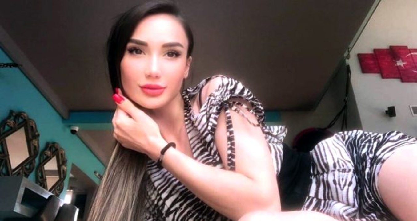 Emre Aşık'ın boşanma aşamasında olduğu eşi Yağmur Sarnıç'tan derin göğüs dekolteli paylaşım