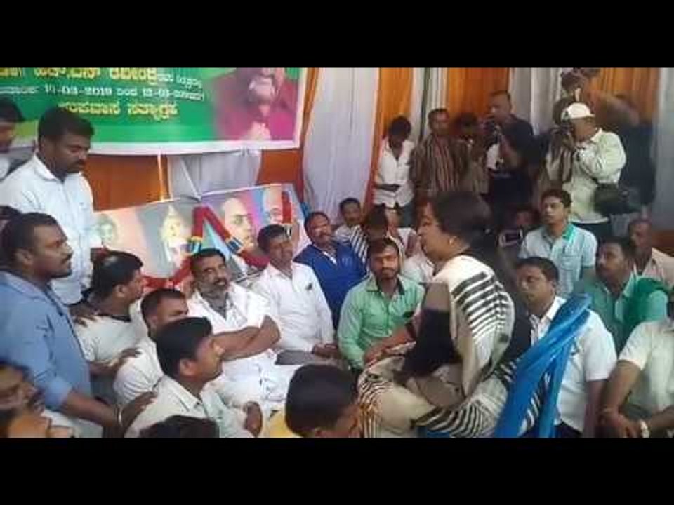 ಮಂಡ್ಯದಲ್ಲಿ ಉಪವಾಸ ನಿರತರ ಭೇಟಿಯಾದ ಸುಮಲತಾ