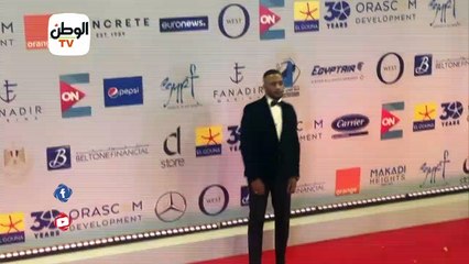 ملوحا بإشارة نمبر وان.. محمد رمضان يصل مهرجان الجونة السينمائي