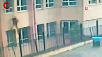 Ortaokulda dehşet anları kamerada