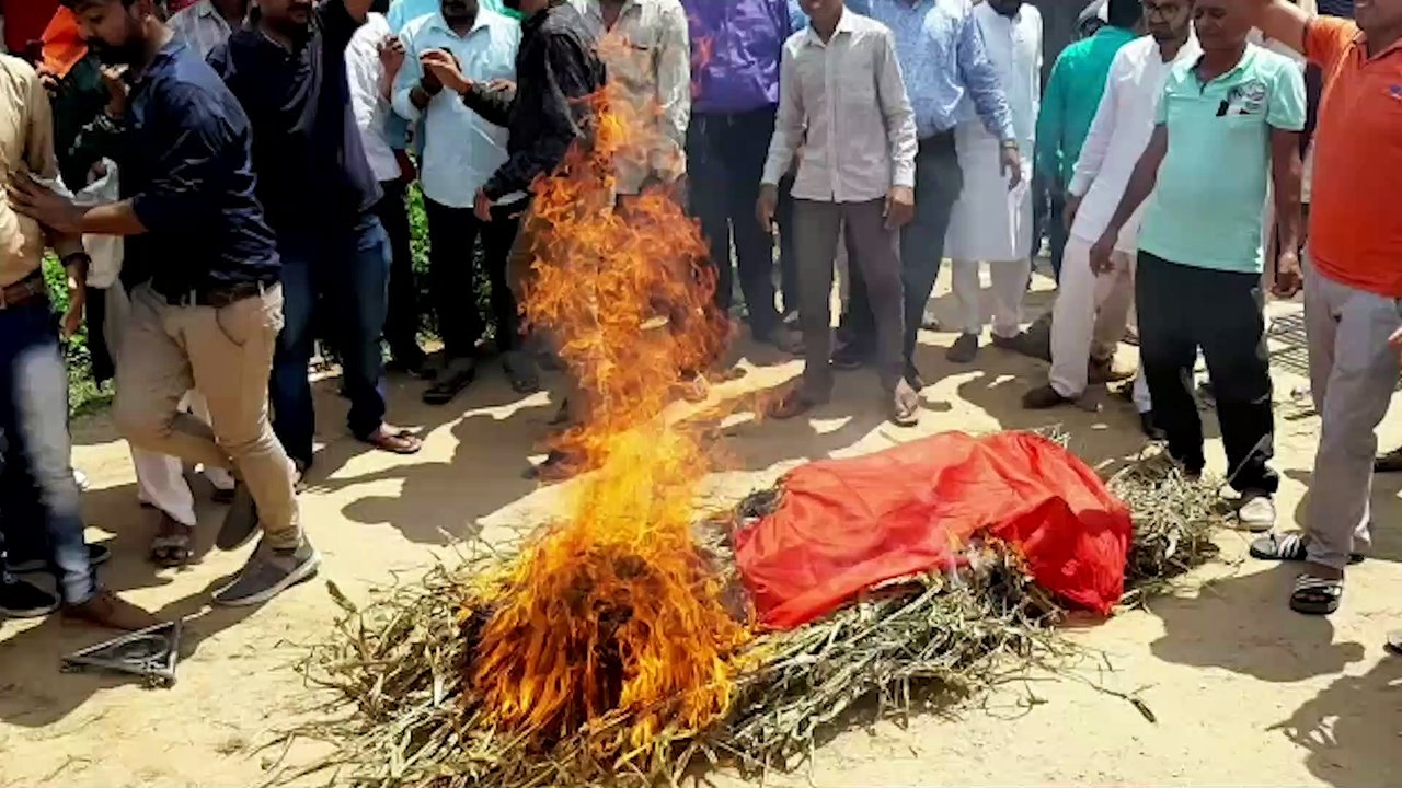 ઈડરના કડીયાદરામાં સંસ્કૃત પાઠશાળા બંધ કરાતા પૂર...