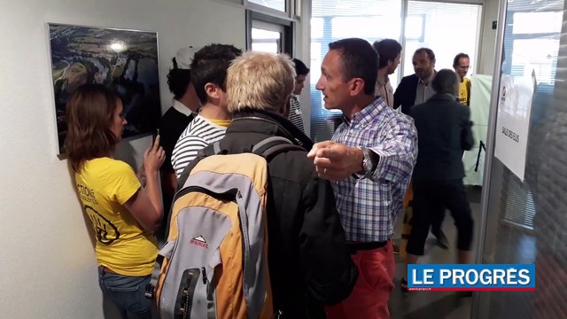 Les opposants à l'agrandissement du golf occupent les locaux de Roanne agglomération