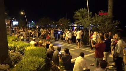 Muğla üniversiteli sokak şarkıcıları turistleri eğlendirdi