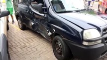Carros batem na Rua Paraná e motorista fica ferido