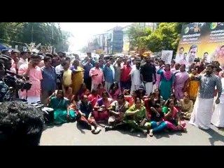 ശബരിമല യുവതി പ്രവേശത്തില്‍ വ്യാപക പ്രതിഷേധം, പിണറായിക്കെതിരെ രൂക്ഷമായ മുദ്രാവാക്യങ്ങള്‍