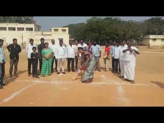 നടി റോജ സിക്സര്‍ പറത്തുന്ന വീഡിയോ കാണൂ...