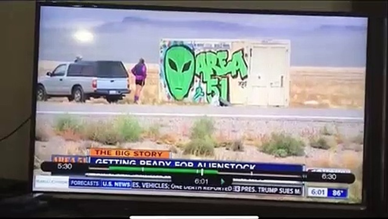 Naruto Run derrière un journaliste près de la Zone 51