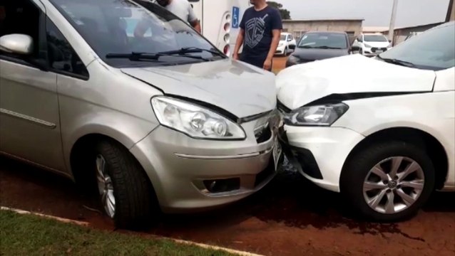 Dois carros e ônibus batem em frente ao Aeroporto de Cascavel
