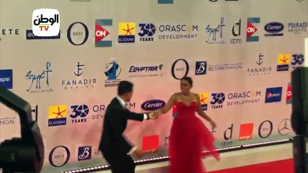 أحمد داوود وعلا رشدي يرقصان على الـريد كاربت بمهرجان الجونة