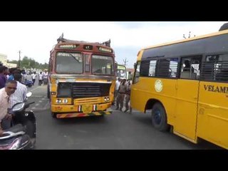 பள்ளி பேருந்து மீது மோதிய மணல் லாரி - அமைச்சர் வீட்டருகே விபத்து