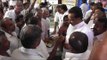 People complaint Karur Minister vijayabaskar/ விஜயபாஸ்கரை பொதுமக்கள் முற்றுகை