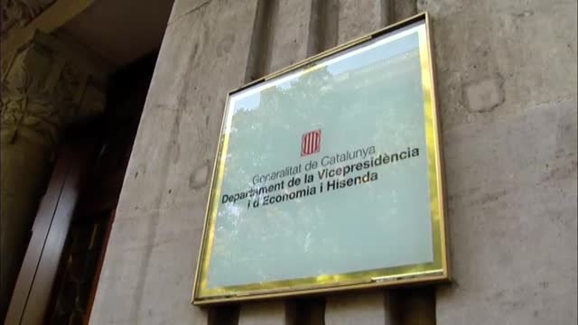 Mural de lazos amarillos en la sede de la Conselleria de Economía dos años después del registro del 20-S