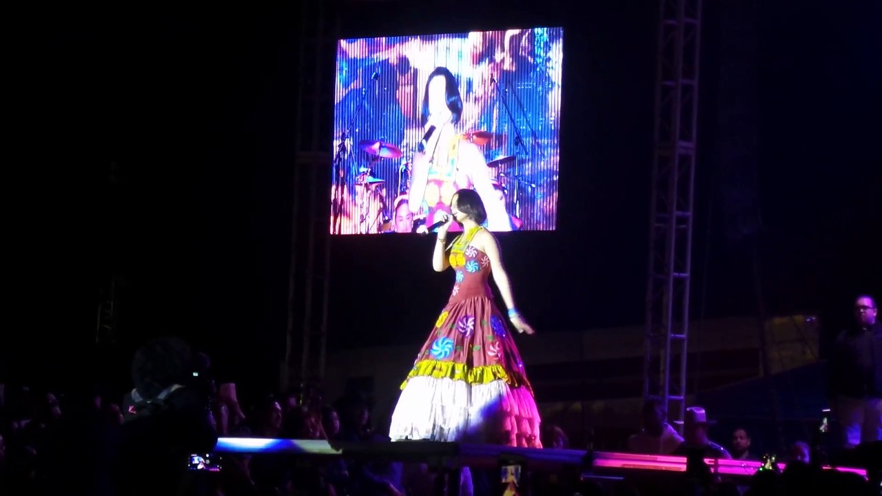 Angela Aguilar - Paloma Negra - cover - vivo