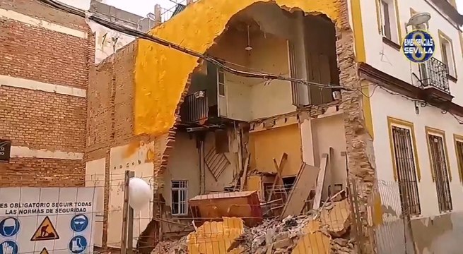 Derrumbe de un muro de una vivienda en obras en Sevilla