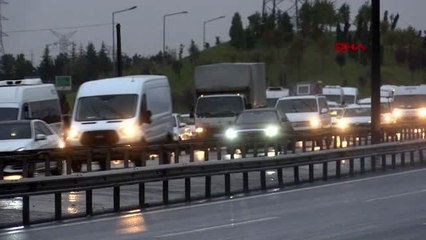 İstanbul'da yağmurla birlikte cuma trafiği çileye dönüştü