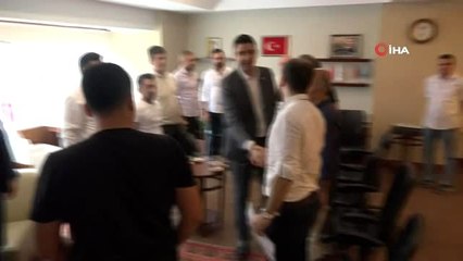 Küçük Şükrü, babasının lokanta ruhsatını Başkan Gökhan Yüksel'in elinden aldı