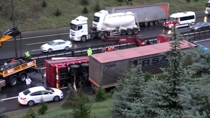 Tır otomobile çarparak devrildi, otoyol ulaşıma kapandı