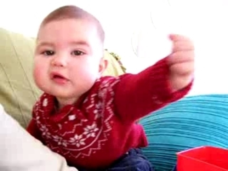 Clara fait le petit monstre