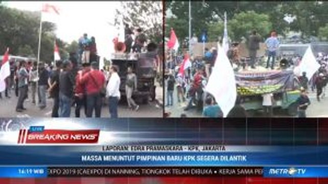 Massa Aksi Dukung Pimpinan KPK Terpilih Segera Dilantik