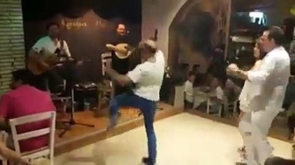 Danse endiablée d'un client au restaurant !
