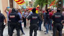 Tensión en Barcelona: españolistas plantan cara a los CDR que cercan un cuartel de la Guardia Civil