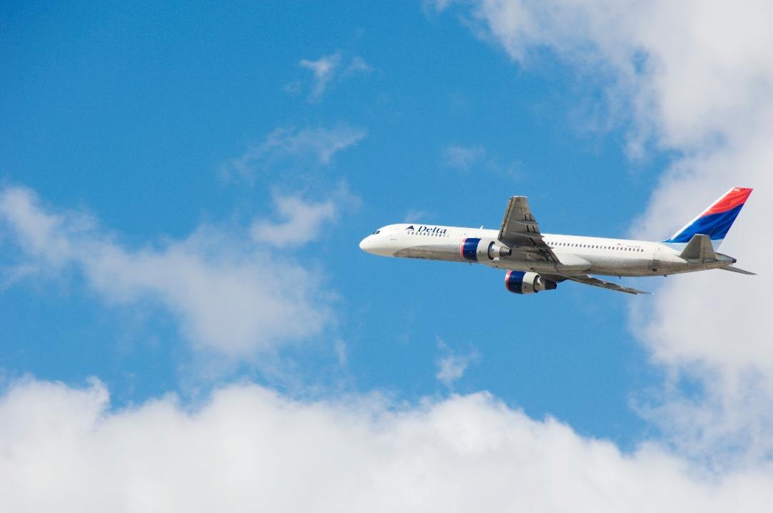Delta Flight Attendant Hands Sweet Note to Deaf 16-year-old Passenger on Her First Solo Flight