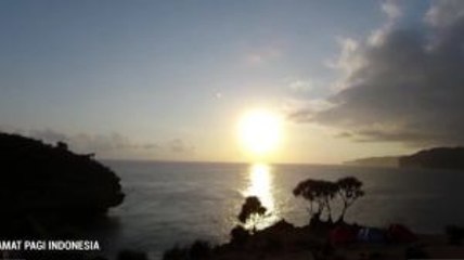 Menikmati Matahari Senja di Pantai Kesirat