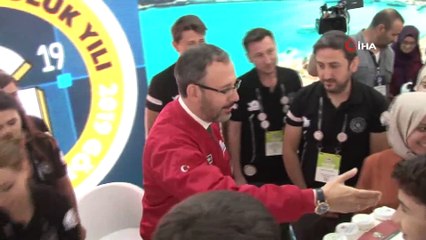 Bakan Kasapoğlu, TEKNOFEST’te gençlerle bir araya geldi
