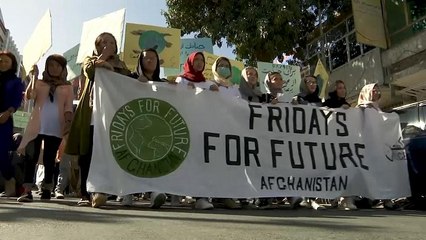 Afgan gençler güvenlik güçlerinin korumasında iklim için sokağa çıktı