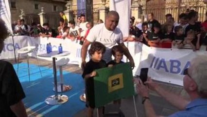 Jóvenes de León aprenden el "jogo bonito" junto a Roberto Carlos y Mazinho