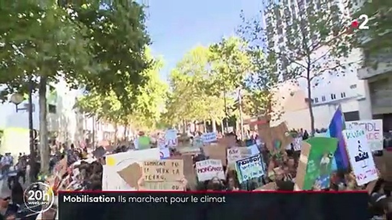 Marche pour le climat : adultes et adolescents main dans la main