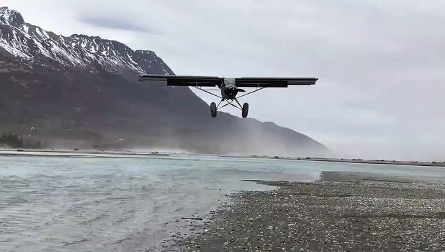 Cet avion fait du sur-place au moment d'atterrir face à des vents très forts en Alaska !