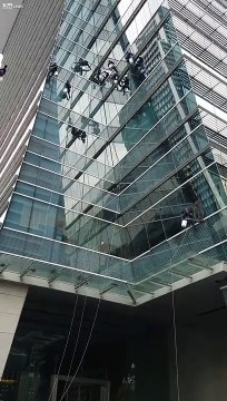 Des laveurs de vitres suspendus à de simples cordes sur un gratte-ciel à Bangkok en Thaïlande !