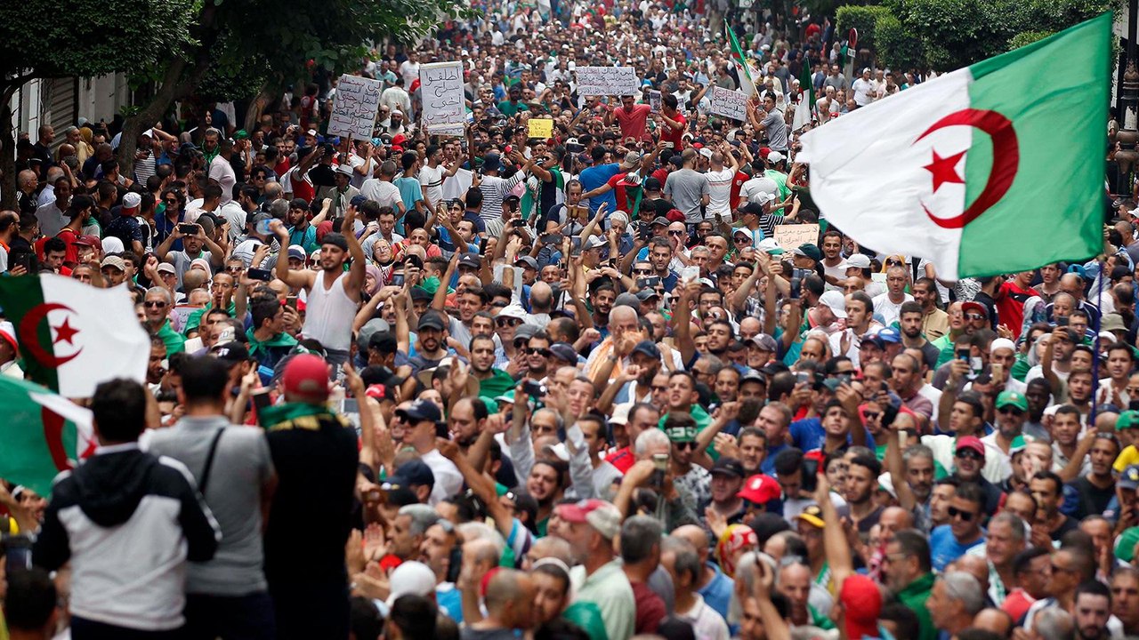 مظاهرات متعددة بالجزائر تطالب برحيل نظام بوتفليقة ومحاربة الفساد