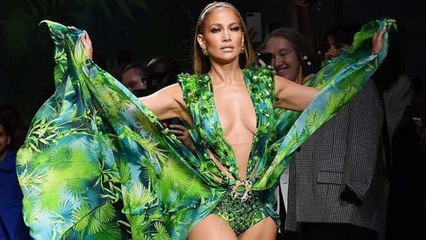 Jennifer López sorprende otra vez con el icónico "Jungle Dress"
