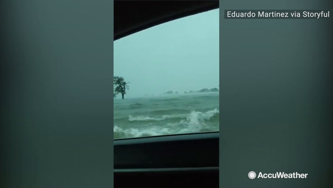 Car passes through extreme flooding