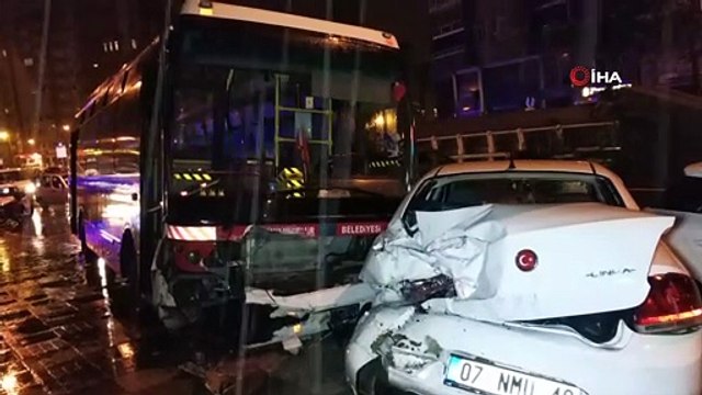 Samsun'da halk otobüsü park halindeki 3 araca çarpıp kaldırıma çıktı: 2 yaralı