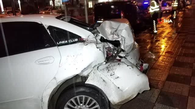 Samsun'da halk otobüsü park halindeki 3 araca çarpıp kaldırıma çıktı: 2 yaralı