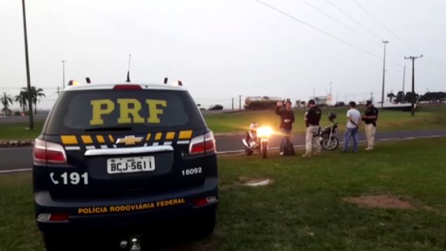 PRF realiza operação de fiscalização na BR-277, em Cascavel