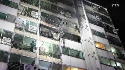 군산 아파트 6층서 불...70대 할머니 화상 / YTN