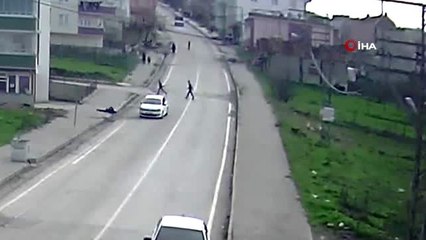 Köpeğin kovaladığı küçük çocuğu otomobil kaldırıma böyle savurdu