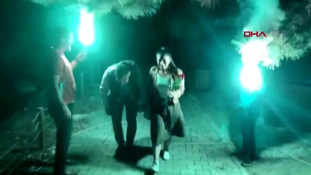 Amasya güreşçiden sevgilisine pankartlı sürpriz evlenme teklifi