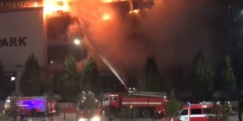 Video herunterladen: Centro comercial checheno es devorado por las llamas en un terrible incendio que deja cientos de damnificados